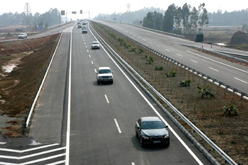 Phát thẻ điện tử RFID trên cao tốc Nội Bài - Lào Cai
 